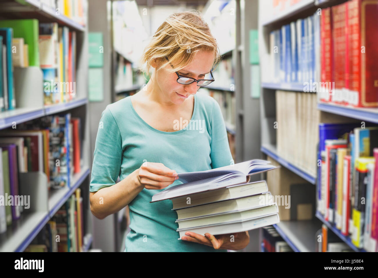 Studentin in der Bibliotheksbücher lesen, Bildungskonzept Stockfoto