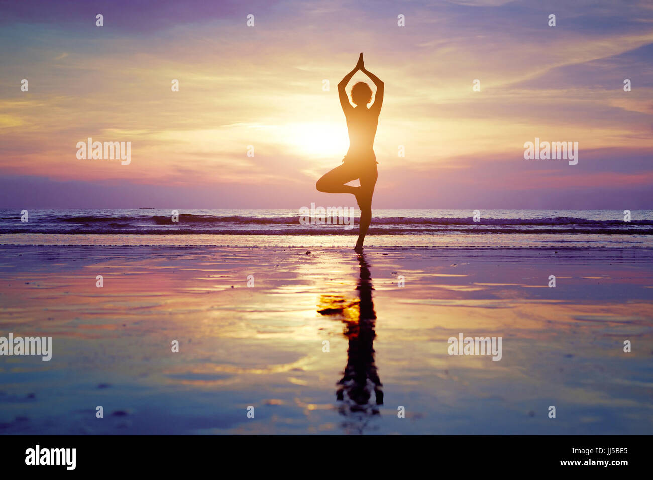 Yoga, Silhouette der Frau auf dem Strand, Gesundheit und Harmonie Hintergrund, Life-balance Stockfoto