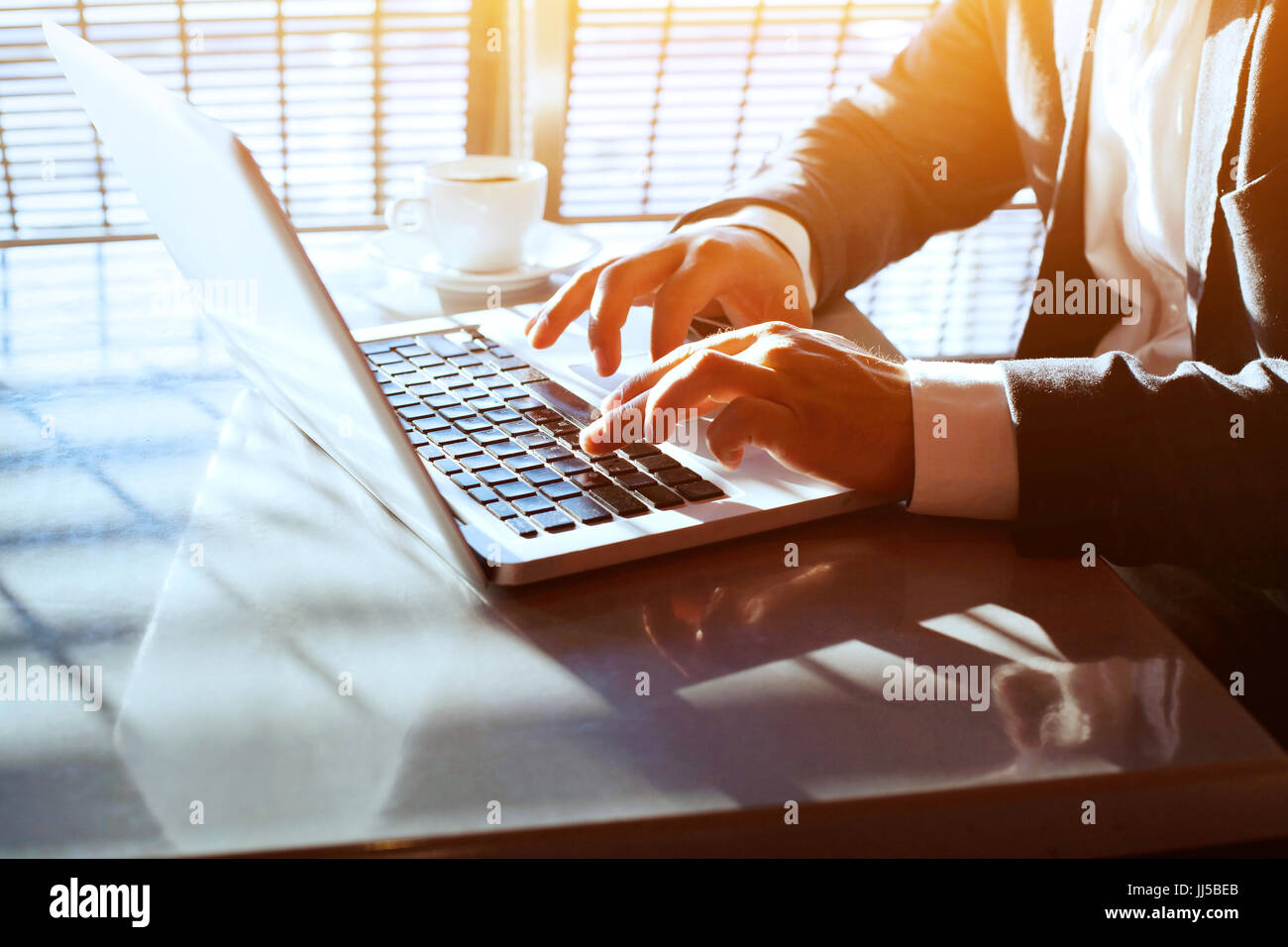 Business Travel, Arbeiten am Computer Laptop online, Nahaufnahme der Hand der Unternehmer, Person, die mit Wifi Internet im Flughafen Stockfoto