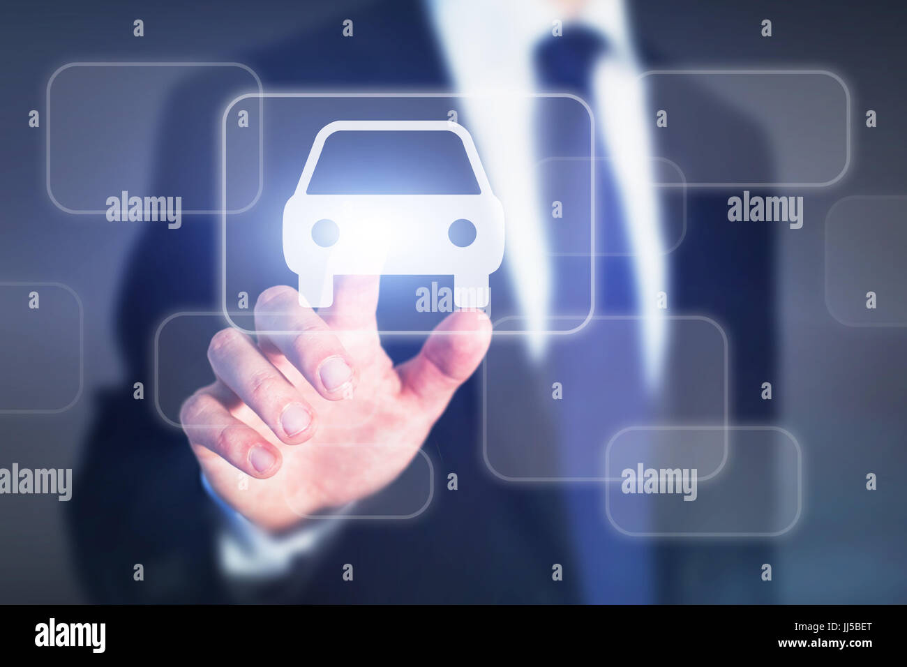 Auto-Vermietung-Konzept, Geschäftsmann virtuellen Tastendruck auf Touchscreen online Stockfoto
