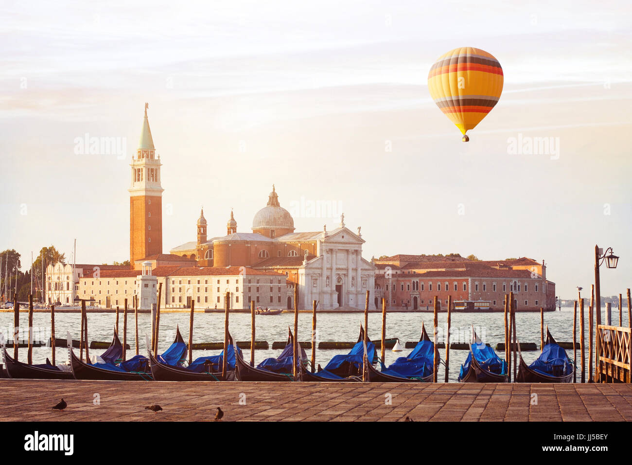 Schöne Stadtbild Blick auf Venedig bei Sonnenaufgang mit Heißluftballon, Italien Stockfoto