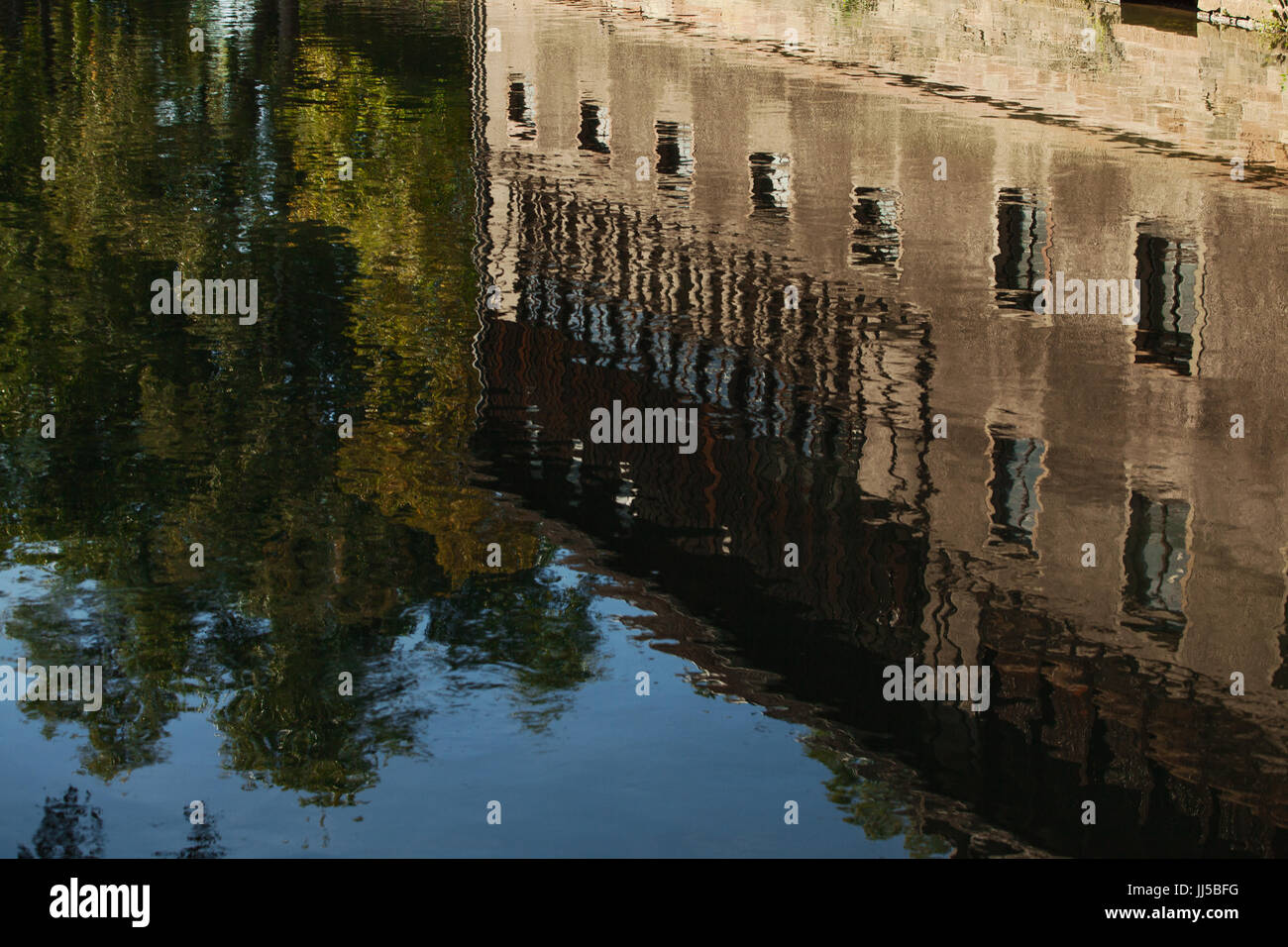 Straßburg, Frankreich, alte Stadt und Häuser Reflexionen im Kanalsystem der Stadt; Stockfoto