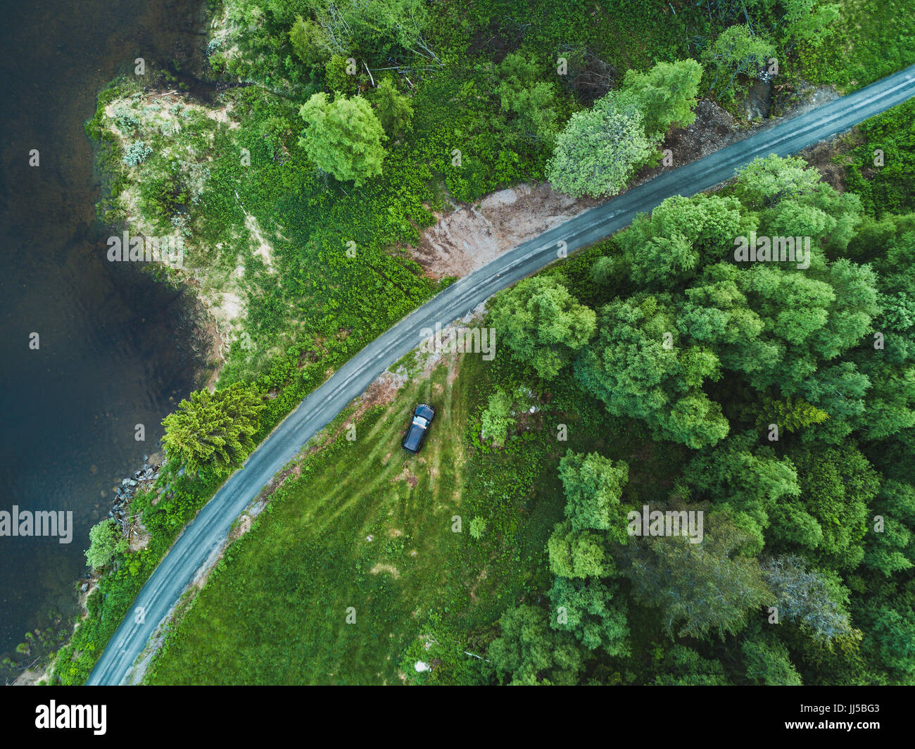 schöne Luftaufnahme der Landschaft Straße im grünen Wald, Landschaft von Drohne Stockfoto