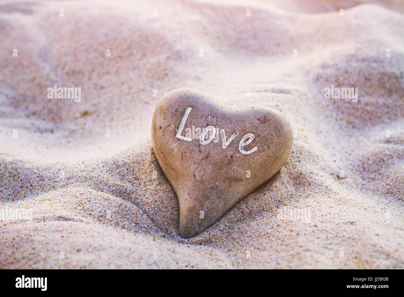 Liebe Herz auf Sand, schöne Valentinstag Karte, Vintage-Farben-Konzept Stockfoto