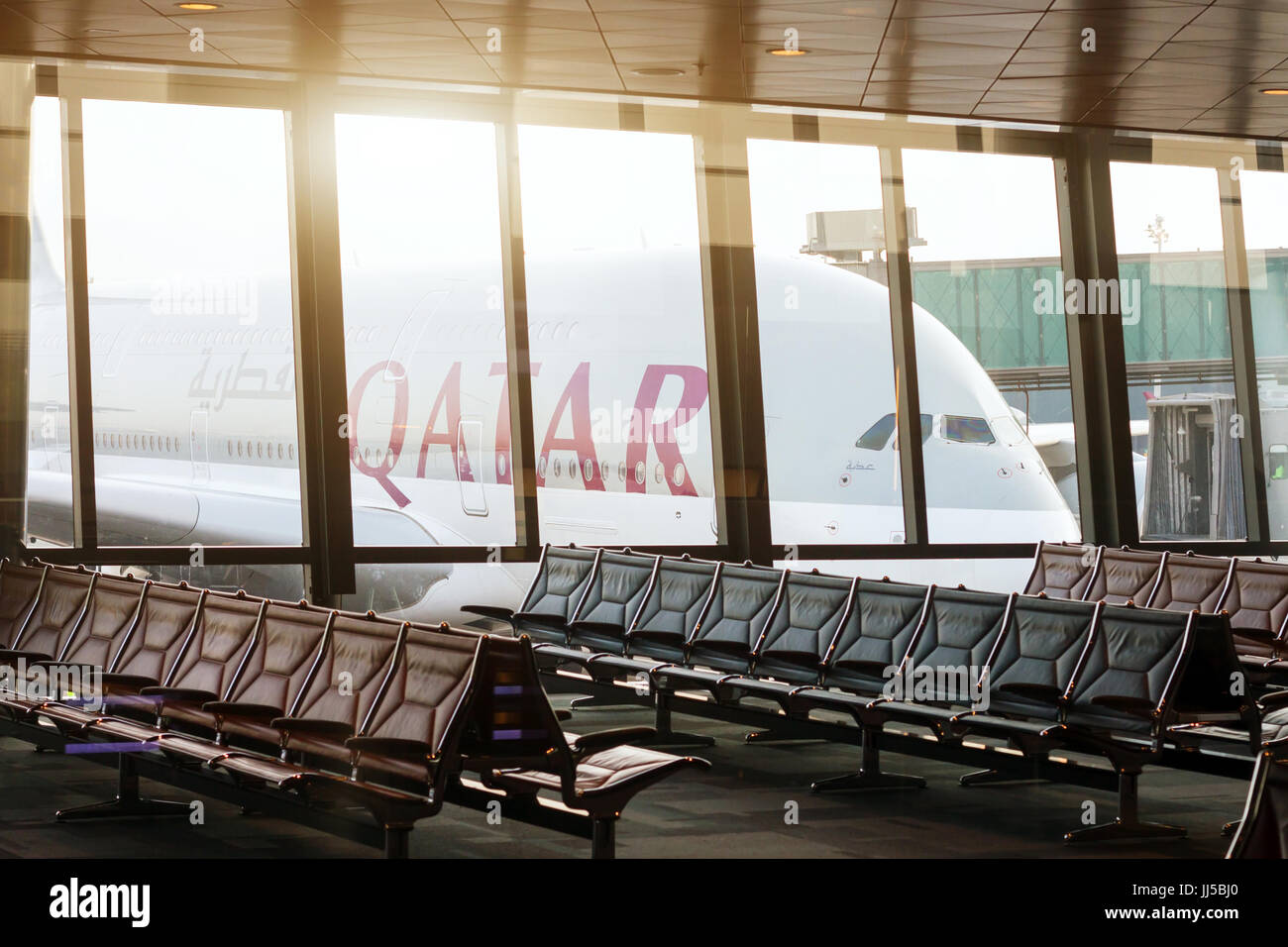 Doha, Katar - 25. April 2017: Flugzeug von Qatar Airways in den internationalen Flughafen von Doha Stockfoto