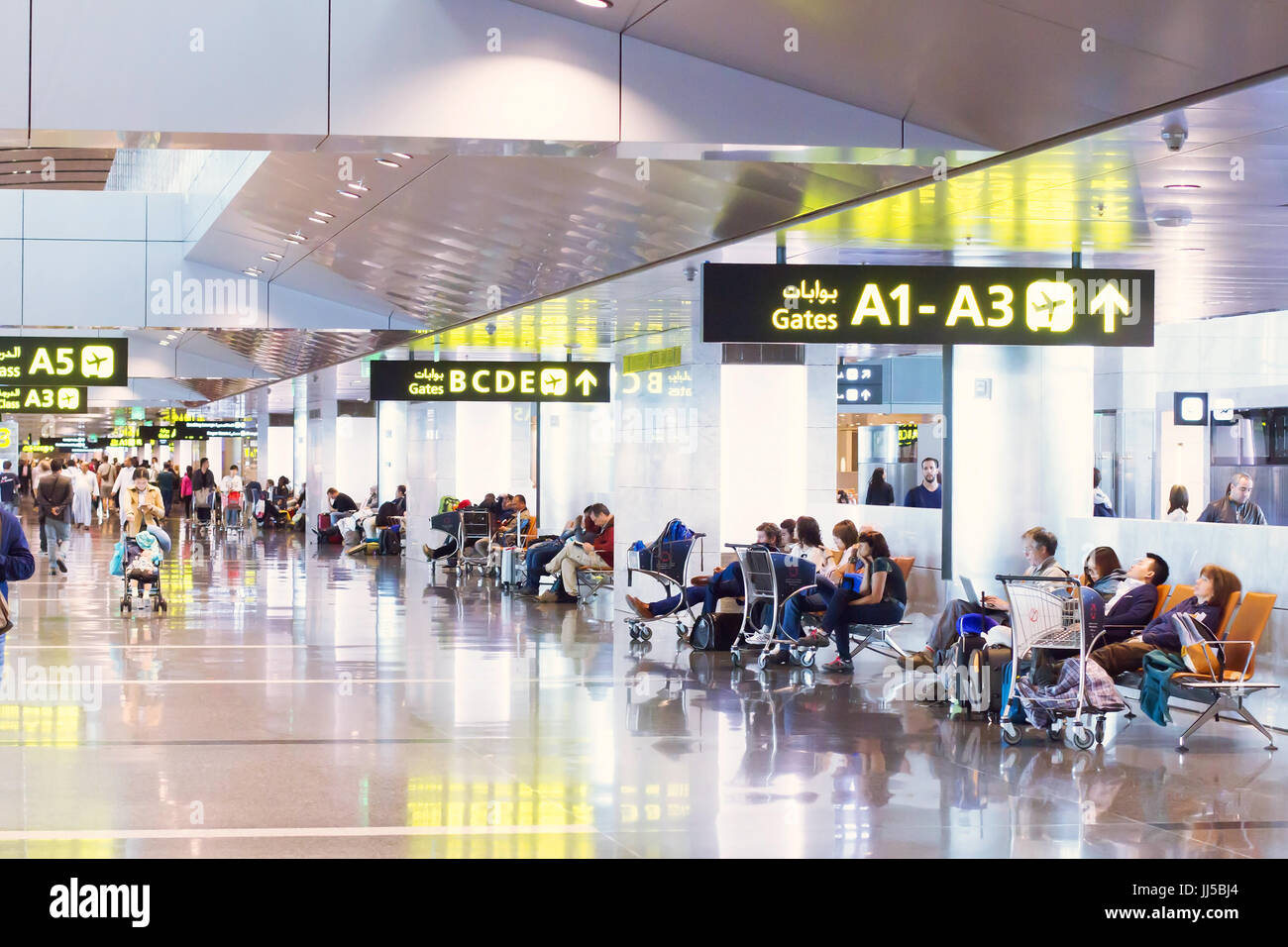 Doha, Katar - 25. April 2017: Die Menschen in den internationalen Flughafen von Doha warten Stockfoto