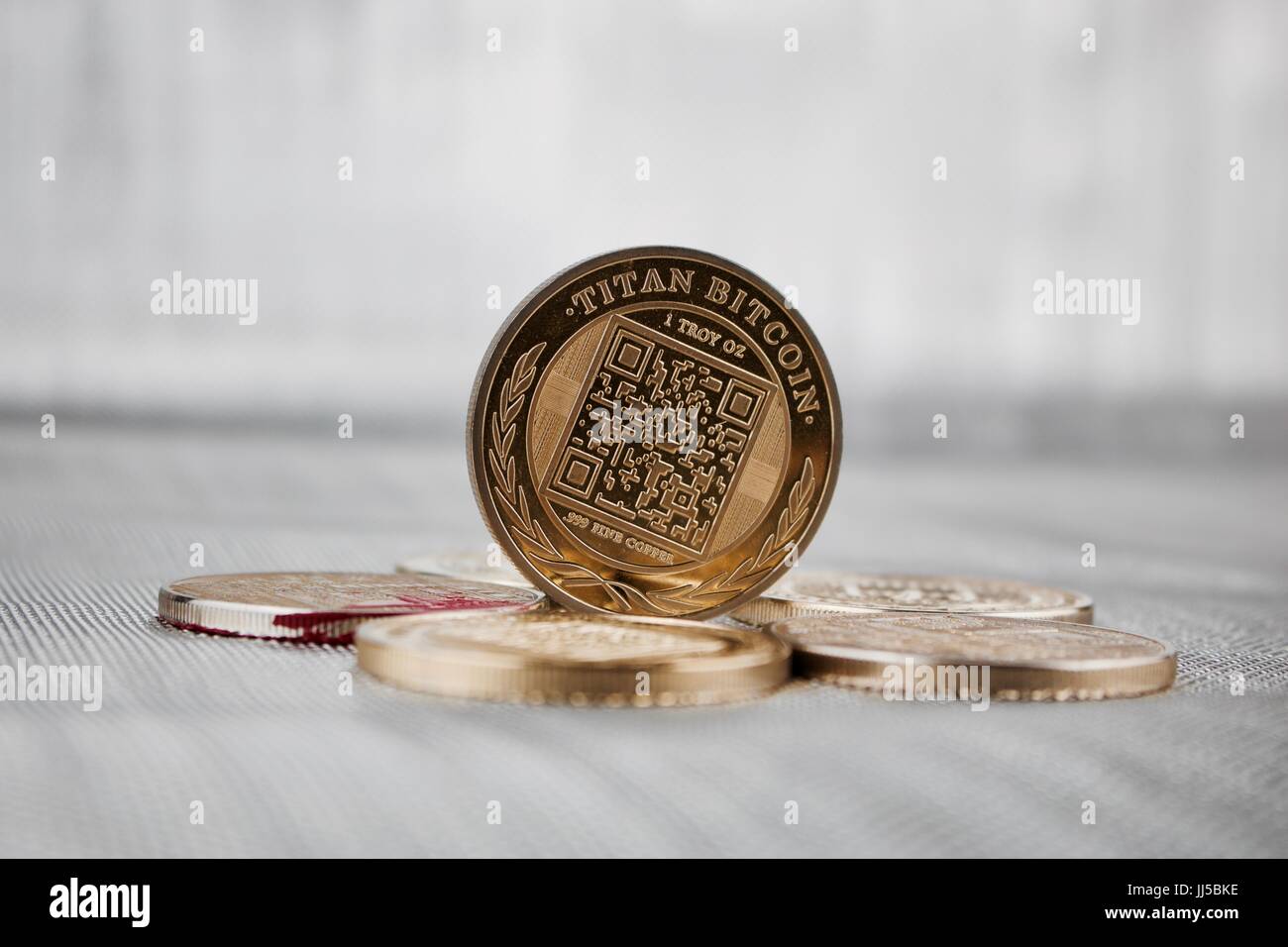 Digitale Währung physische gold Titan Bitcoin Münze mit qr-Code in der Nähe  von Wasserhahn auf der Nadel Stockfotografie - Alamy