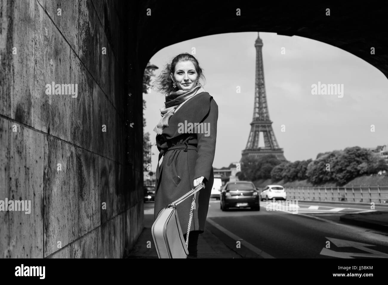 Mode Frau in Paris, Mädchen, das Modell in der Nähe von Eiffelturm, Shopping, Schwarz und Weiß Foto Stockfoto