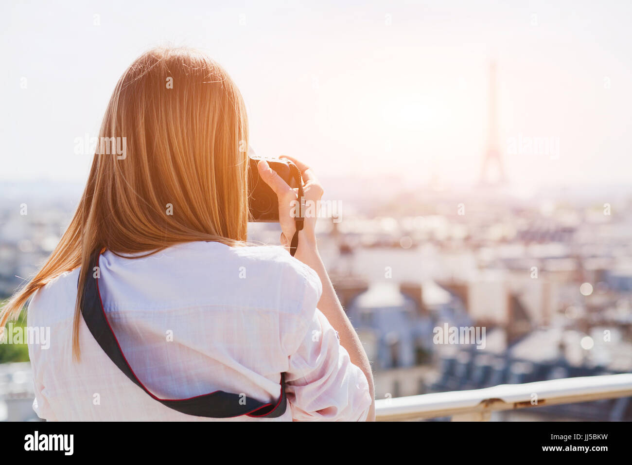 Touristische Fotograf in Paris unter Foto von Eiffelturm und Panoramablick über die Stadt Stockfoto