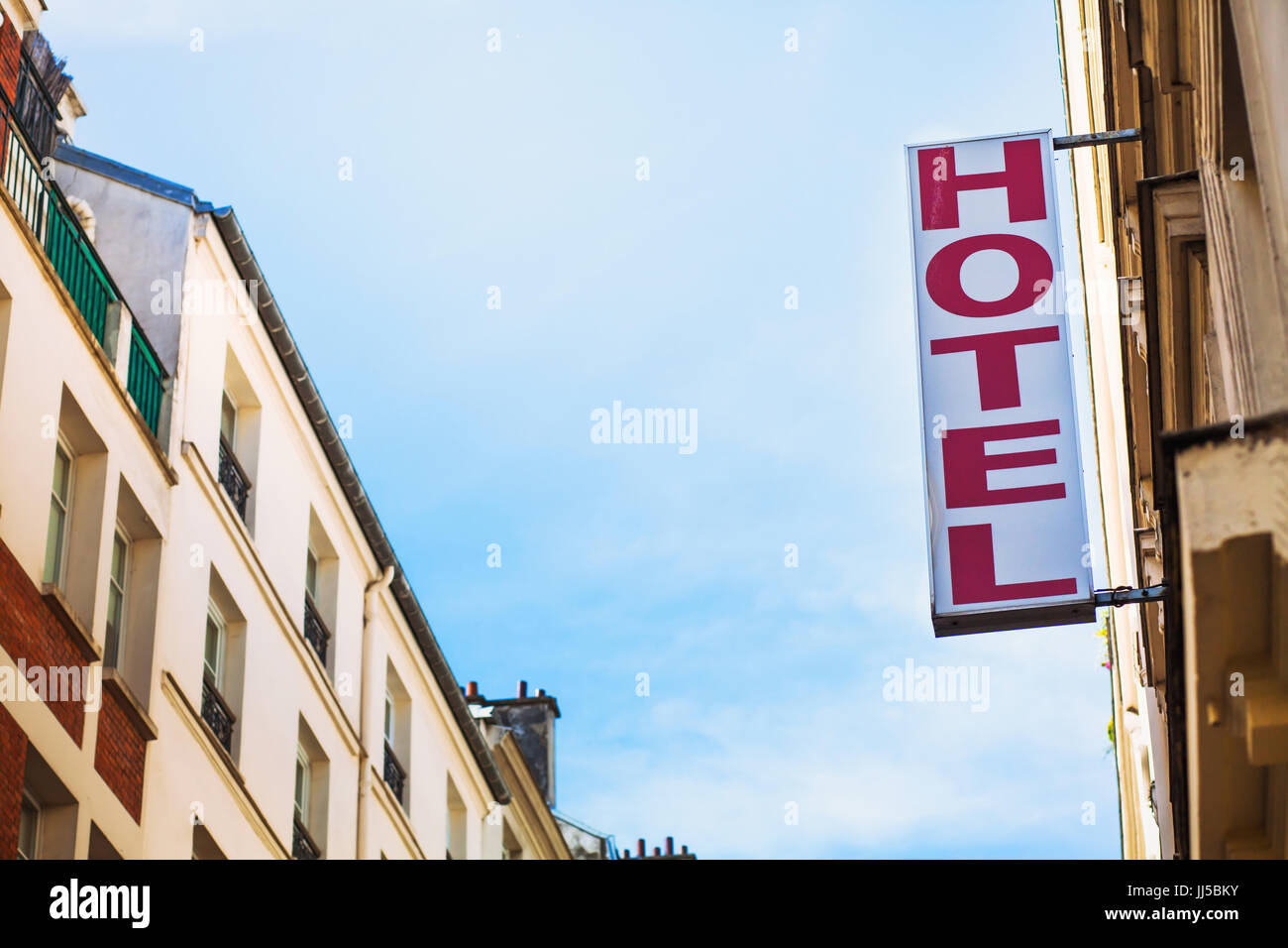 Hotelschild an der Straße der europäischen Stadt Stockfoto