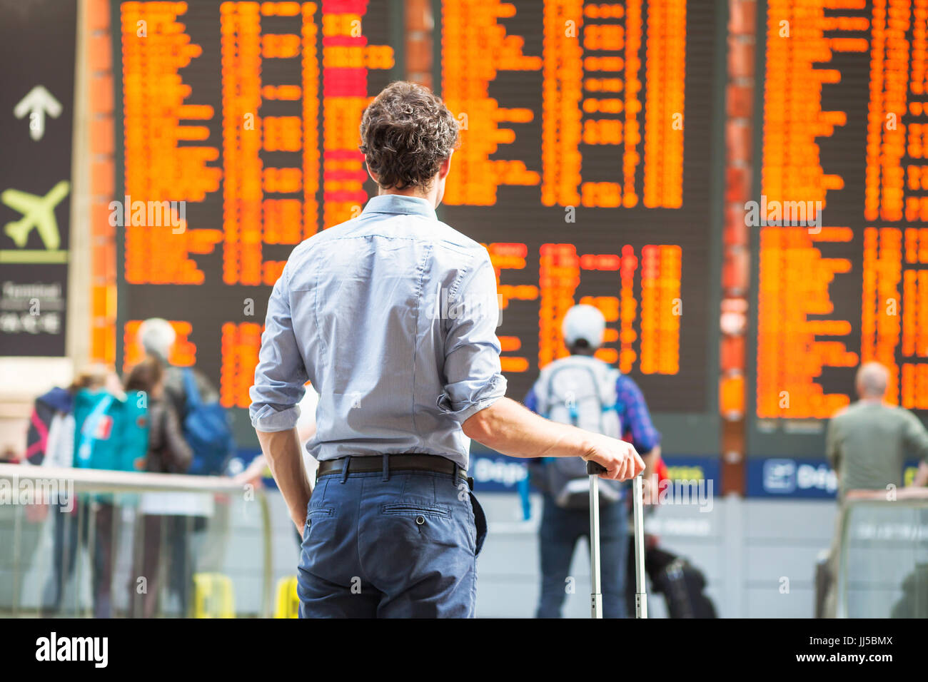 Verspätung des Fluges, Leute Passagiere warten im Flughafen und auf elektronische Fahrplan Stockfoto