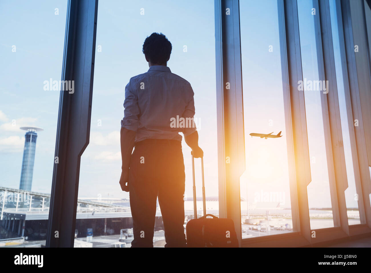 Reisekonzept, Business Mann Silhouette im Flughafen Stockfoto