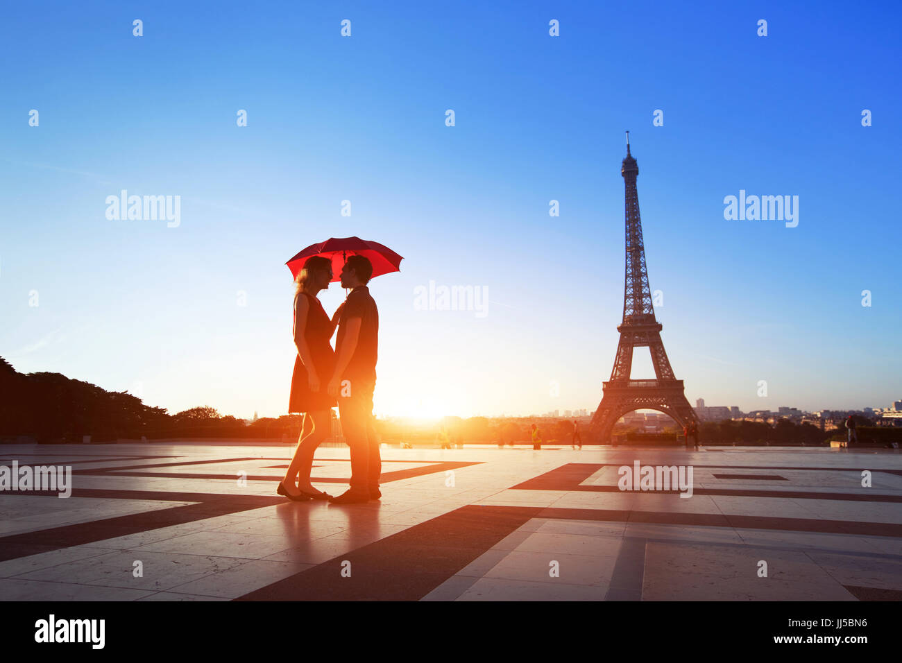 Romantisches Paar in Paris, Mann und Frau, die unter dem Dach in der Nähe von Eiffelturm, Hochzeitsreise Stockfoto