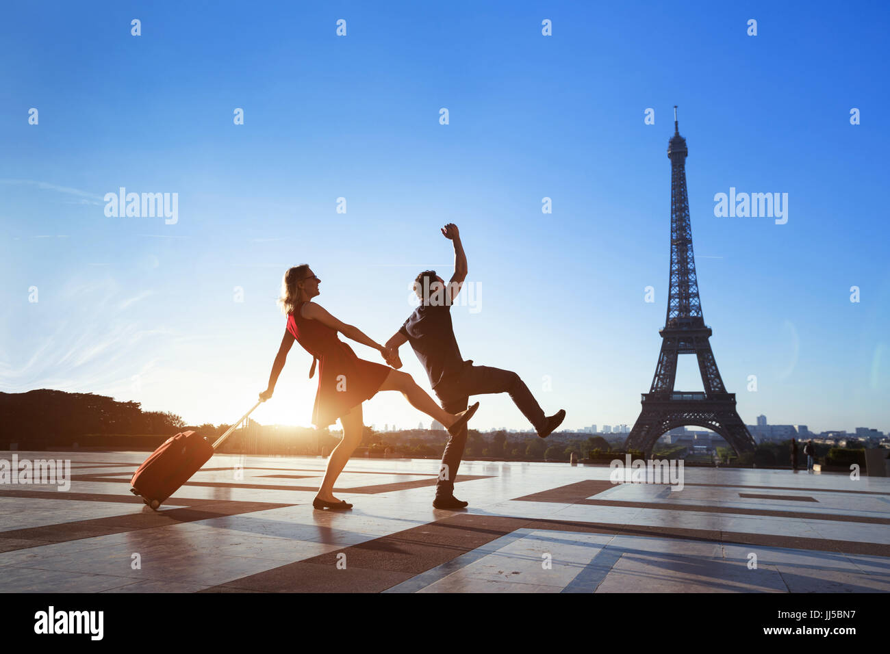 paar verrückte Touristen im Urlaub in Paris, Mann und Frau, die Spaß in der Nähe von Eiffelturm, Reisen mit Gepäck, Tourismus Stockfoto
