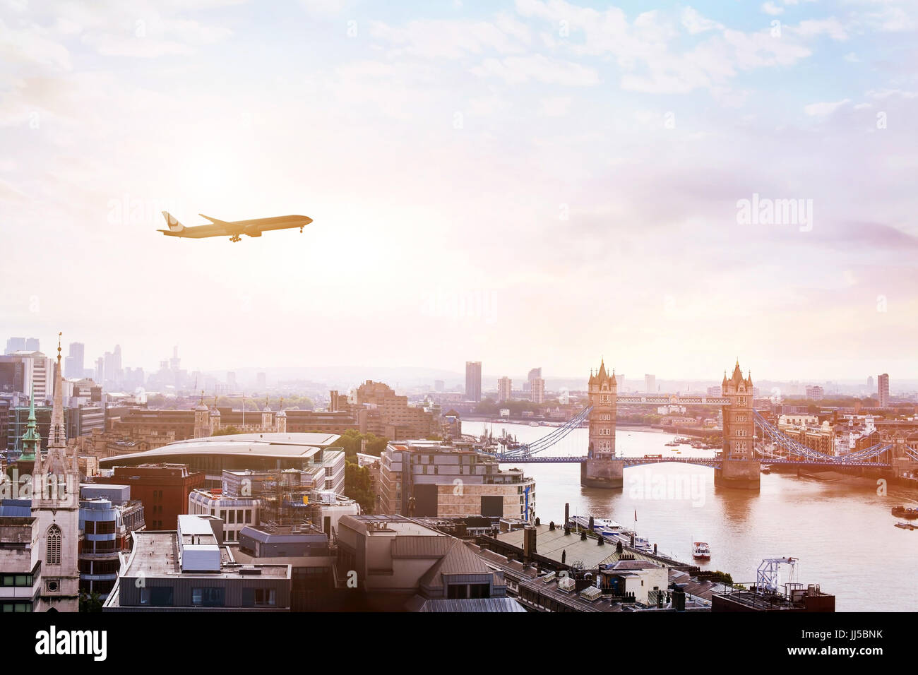 Anreise per Flug nach London, im Flugzeug am Himmel über die Tower Bridge Stockfoto