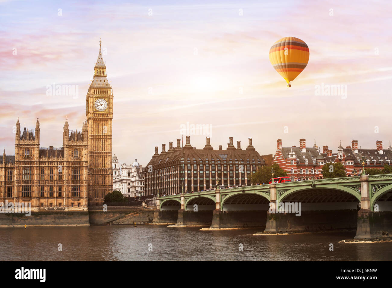 Hot Air Balloon in London, schöne Aussicht auf den Big Ben Tower, den Fluss und die Brücke Stockfoto