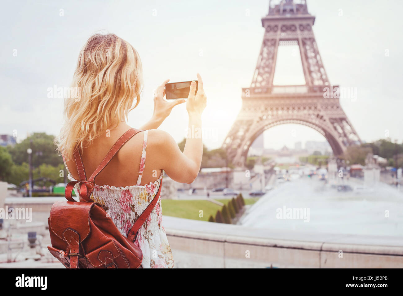 Tourist in Paris Sehenswürdigkeiten Eiffelturm, Sightseeing in Frankreich, Frau unter Foto auf Handy Stockfoto