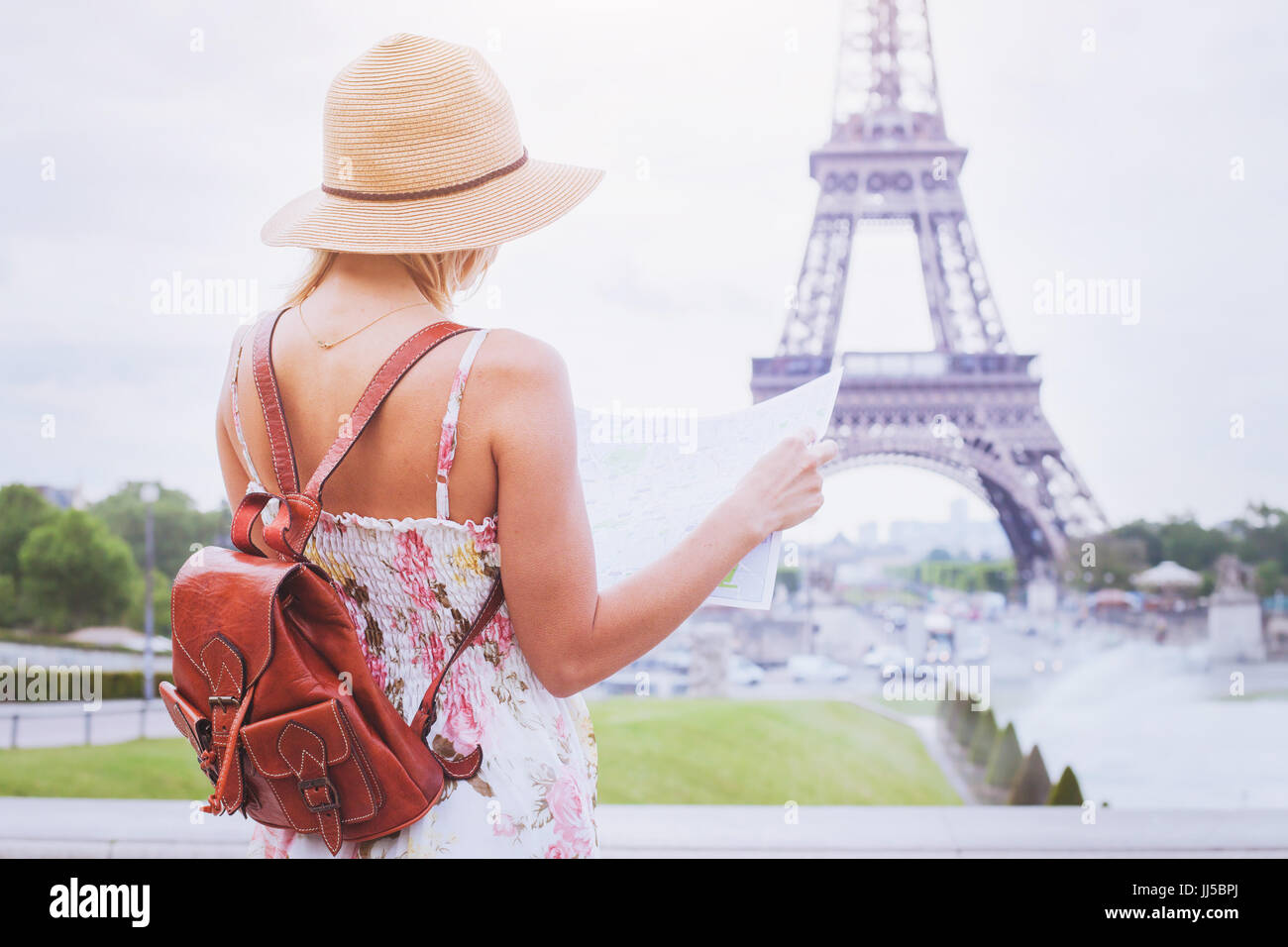 Touristen auf der Suche auf der Landkarte der Stadt Paris in der Nähe von Eiffelturm, Tourismus in Frankreich Stockfoto