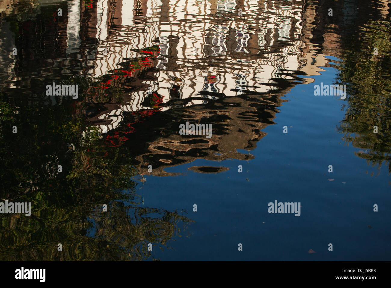 Straßburg, Frankreich, alte Stadt und Häuser Reflexionen im Kanalsystem der Stadt; Stockfoto