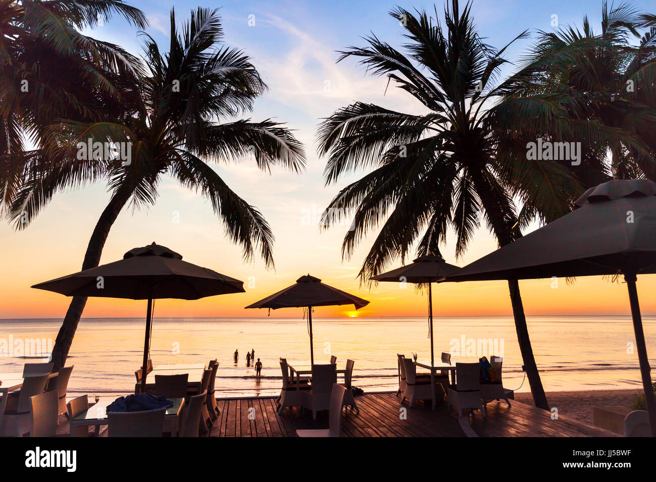 Strandrestaurant bei Sonnenuntergang auf der tropischen Insel Stockfoto