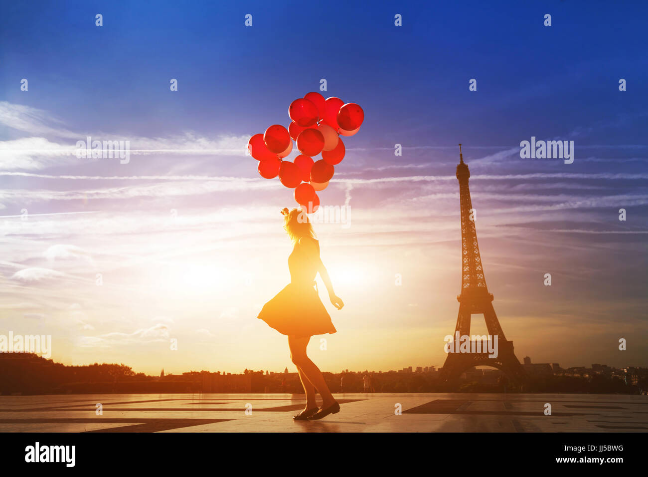 Silhouette der Frau mit roten Ballons in der Nähe von Eiffelturm in Paris. Stockfoto