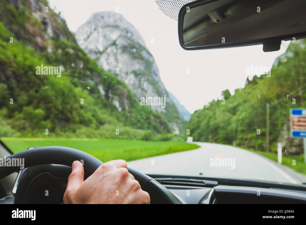 Autofahren in Norwegen, auto reise, die Hände des Fahrers am Lenkrad, Travel Concept Stockfoto