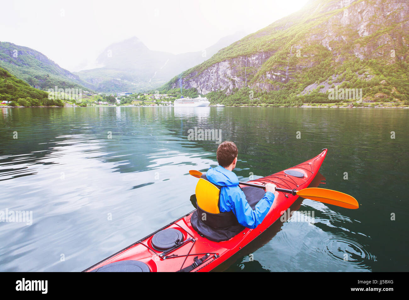 Kajakfahren in Fjord Norwegen Stockfoto