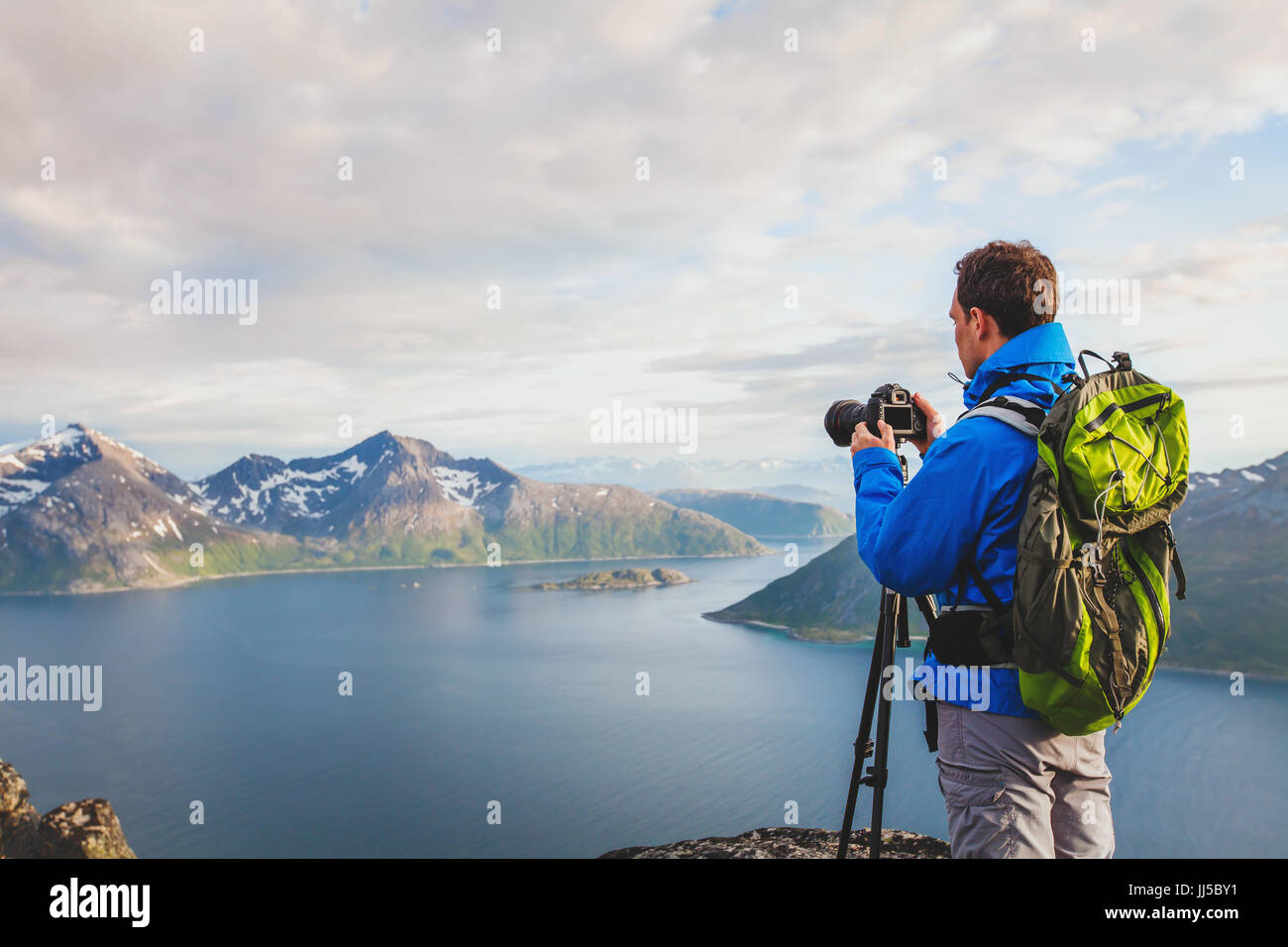 professionelle Landschafts- und Naturfotograf mit Stativ im Freien, Reisen nach Norwegen Stockfoto