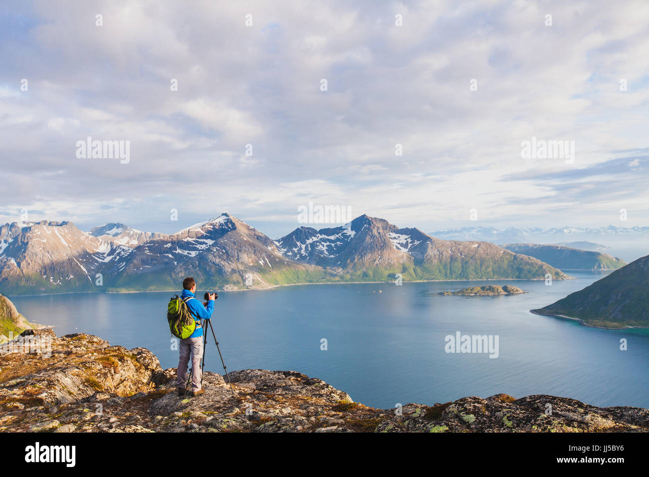 Natur-Landschaft-Fotograf mit Stativ und Dslr Kamera zu erfassen schöne Panorama-Landschaft, Reisefotografie Stockfoto