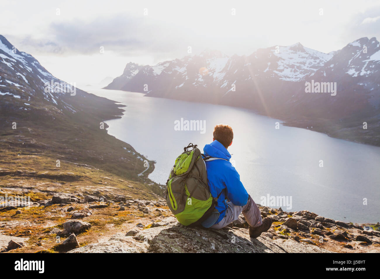 Travel Concept, Wanderer Wanderer mit Rucksack Sonnenuntergang Landschaft in Fjord Norwegen Stockfoto