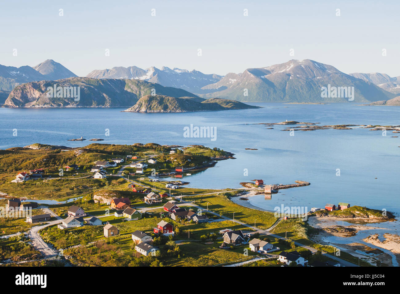 Schönen Fischerdorf in Norwegen, einen atemberaubenden Panoramablick auf die Landschaft aus der Luft Stockfoto