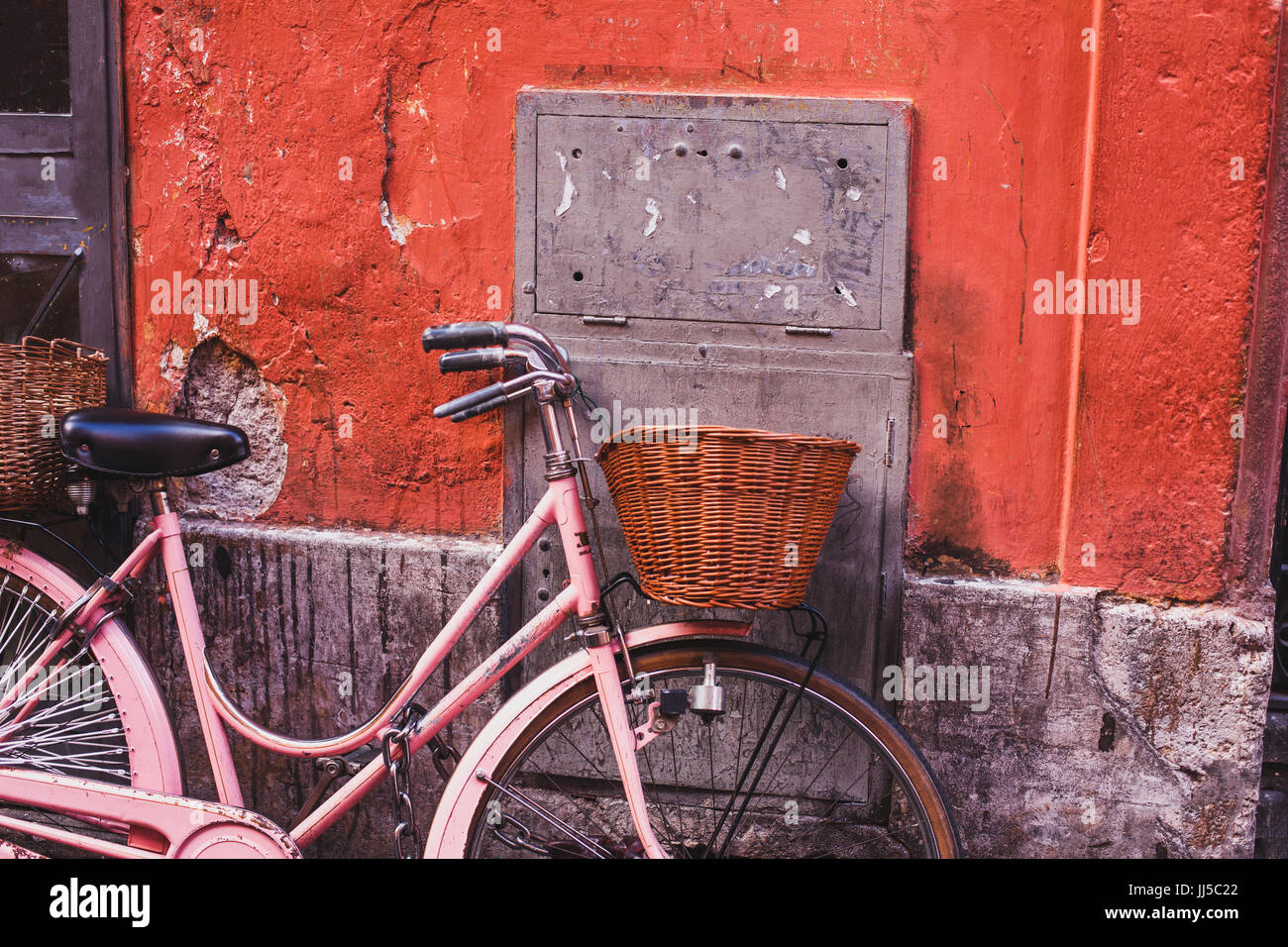 Vintage Fahrrad auf der Straße in Rom, Italien Stockfoto