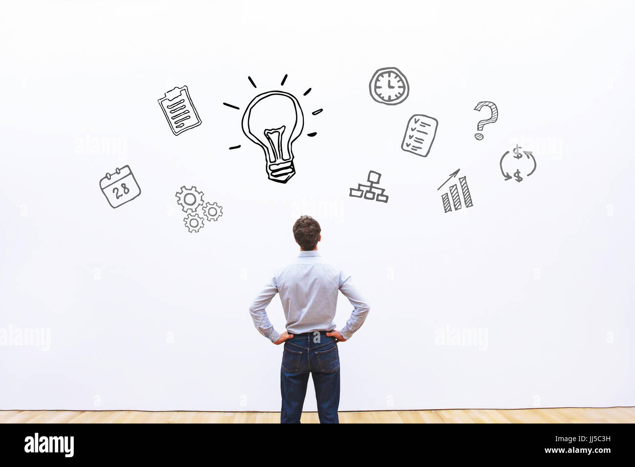 Idee oder Innovation-Konzept, Geschäftsmann, Blick auf die Skizze auf weißem Hintergrund Stockfoto