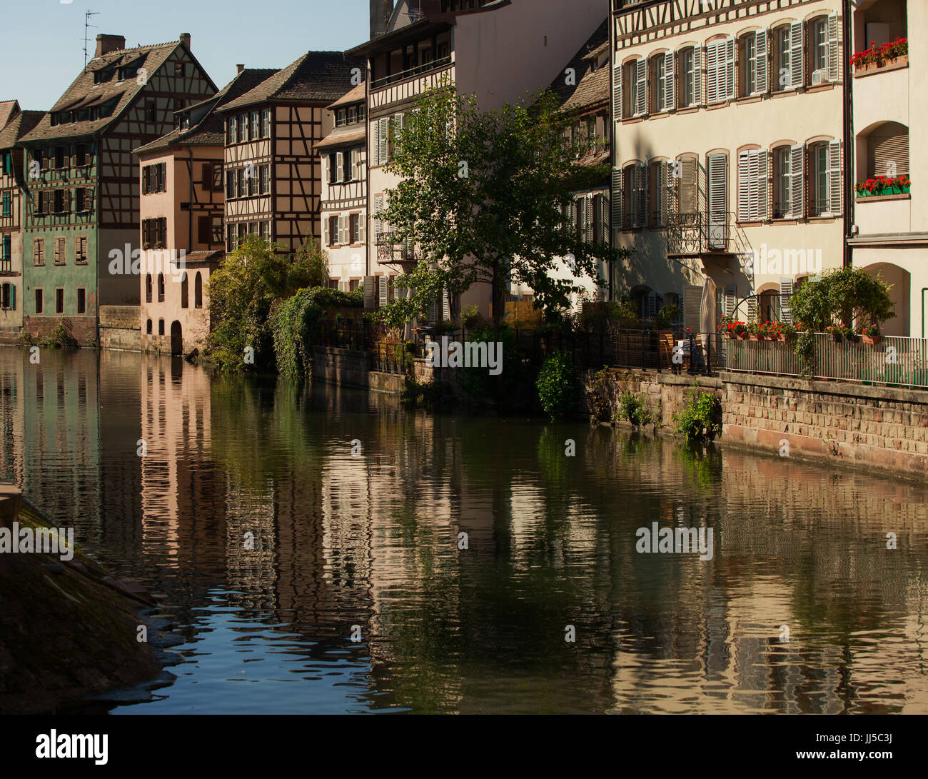 Straßburg, Frankreich - Altstadt; alte Häuser und Gebäude in der Nähe von Stadt Kanalsystem am sonnigen Tag; Stockfoto