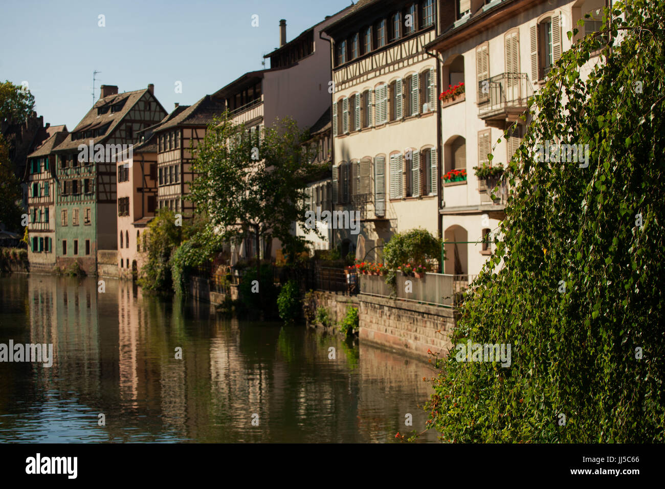 Straßburg, Frankreich - Altstadt; alte Häuser und Gebäude in der Nähe von Stadt Kanalsystem am sonnigen Tag; Stockfoto