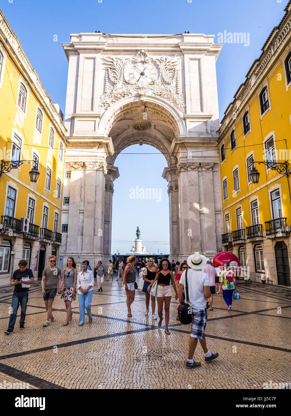 Lissabon, PORTUGAL - 13. Juni 2017: Die Rua Augusta Arch, ein triumphal Bogen-Like, historische Gebäude in Lissabon, Portugal, auf der Praça Comércio. Stockfoto