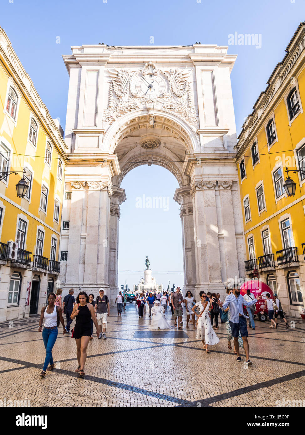 Lissabon, PORTUGAL - 13. Juni 2017: Die Rua Augusta Arch, ein triumphal Bogen-Like, historische Gebäude in Lissabon, Portugal, auf der Praça Comércio. Stockfoto