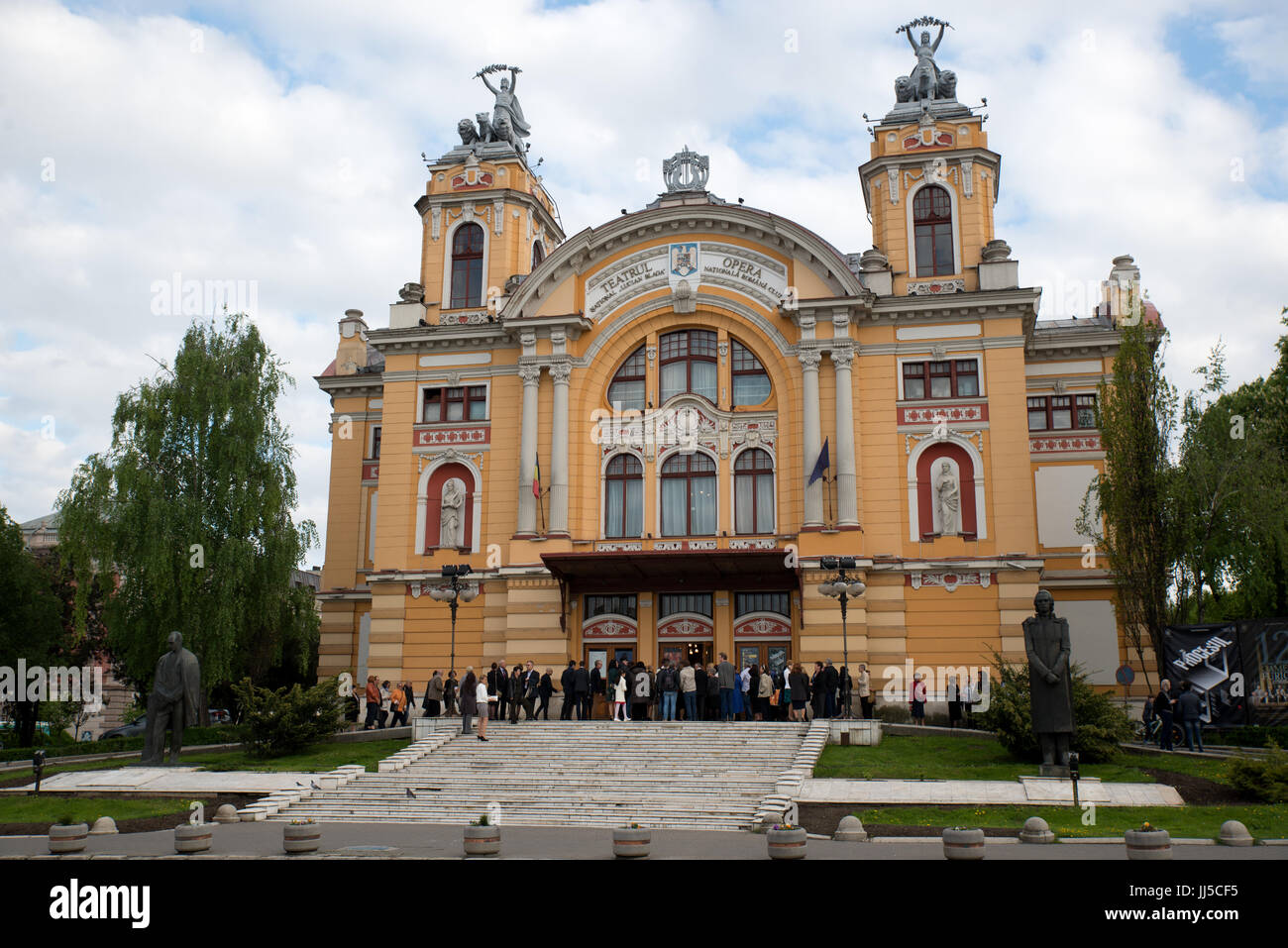 Die Leute Schlange stehen an der Lucian Blaga Nationaltheater, Cluj-Napoca, Rumänien Stockfoto