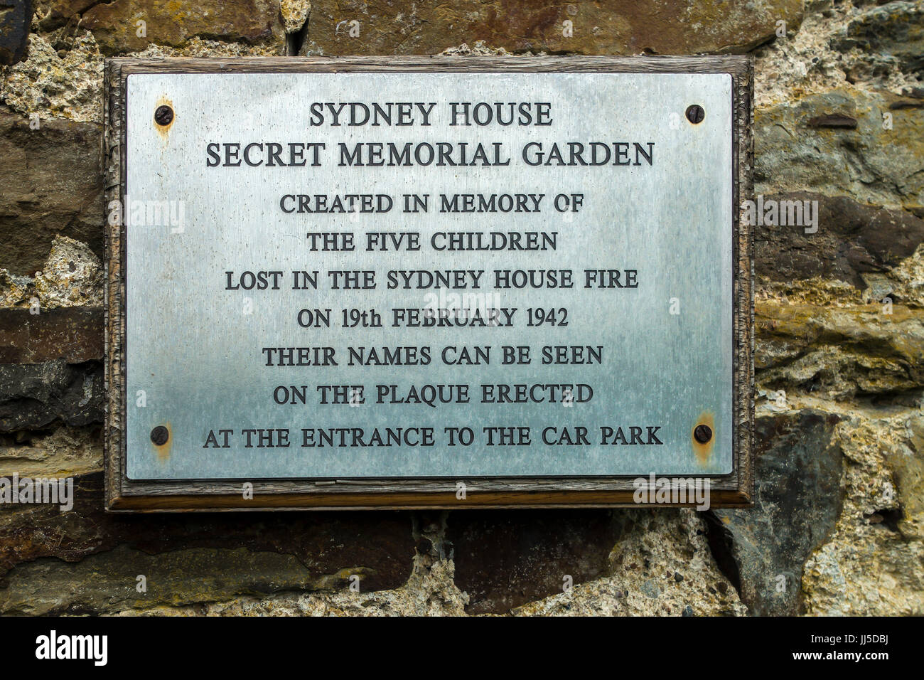 Sydney House, Secret Garden, Gedenktafel, fünf Kinder starben bei einem Brand im Jahre 1942, Great Torrington, Devon, England Stockfoto