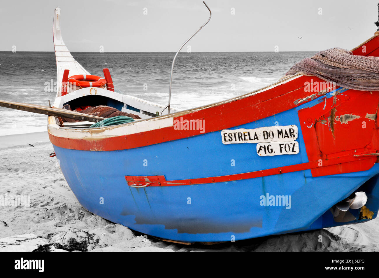 Ein Foto von einem kleinen Boot am Strand auf einem schwarzen und weißen Hintergrund Stockfoto