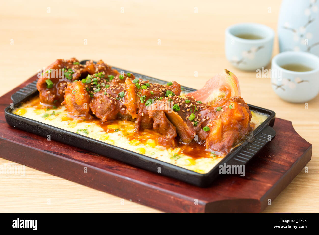 Die Ansicht der japanischen Essen Schweinefleisch Chios auf Eisenplatte auf dem Tisch. Stockfoto Die Ansicht der japanischen Essen Schweinefleisch Chios auf Eisenplatte auf dem Tisch. Stockfoto