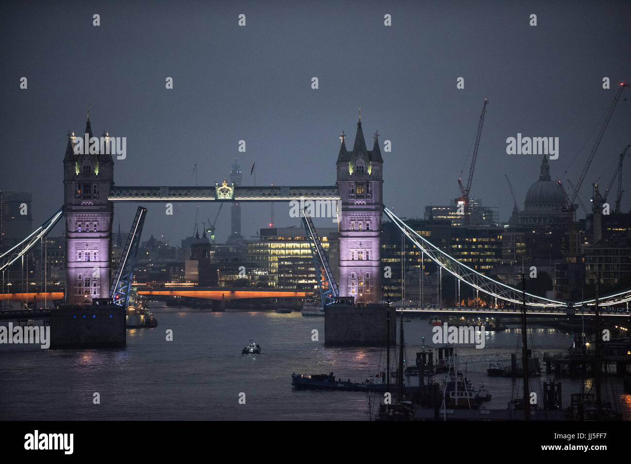 London, UK, mit Blick auf die Tower Bridge bei Nacht Stockfoto