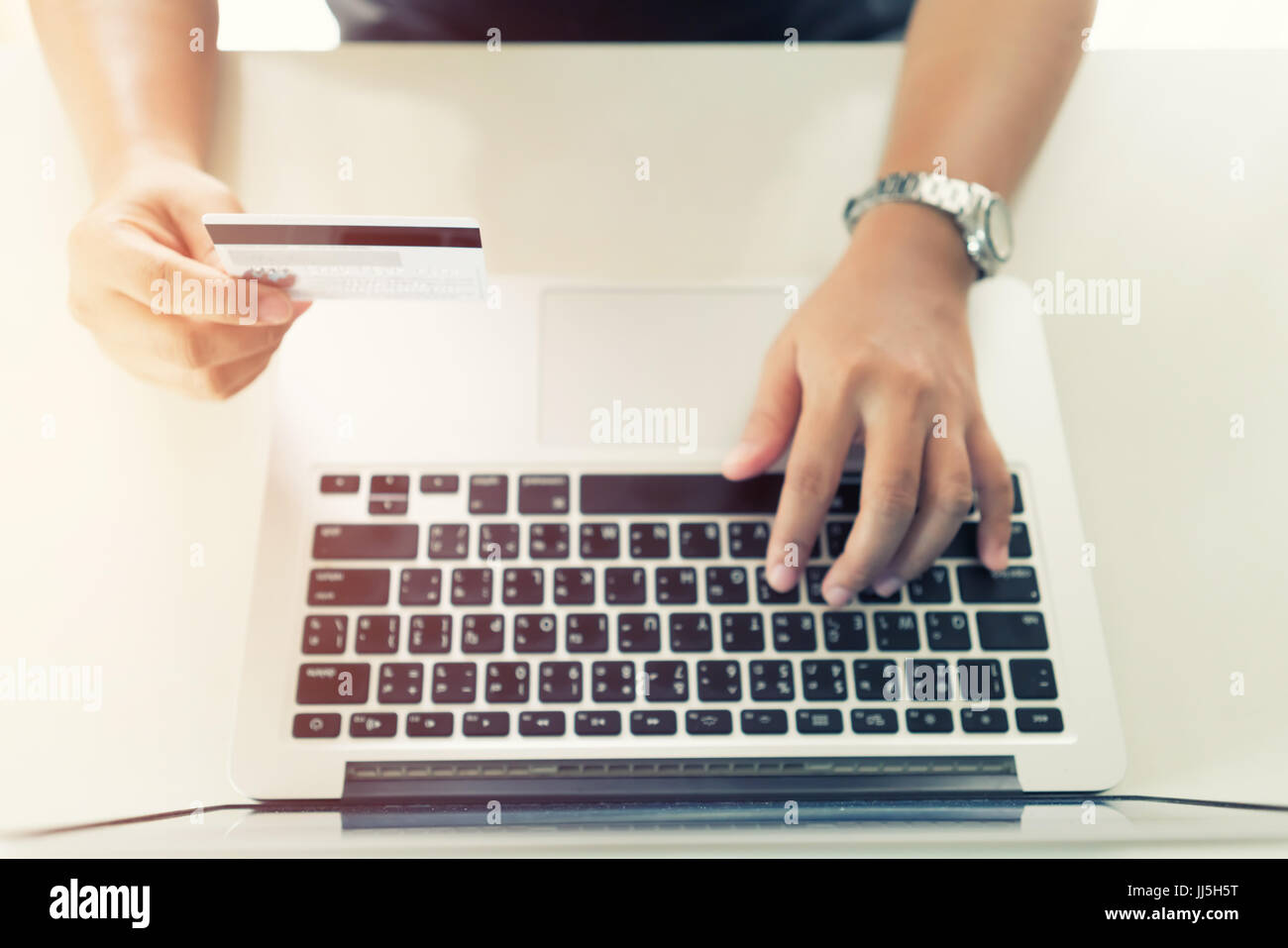 Frau Hand holding Kredit und Online-shopping-Aktivität, Digital-marketing-Konzept Stockfoto