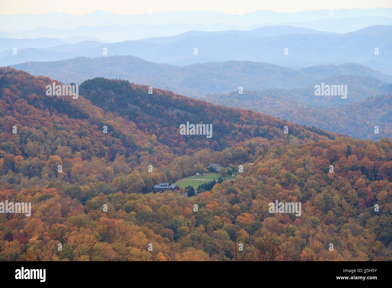 Blue Ridge Mountains Parkway übersehen in Herbstfarben Stockfoto