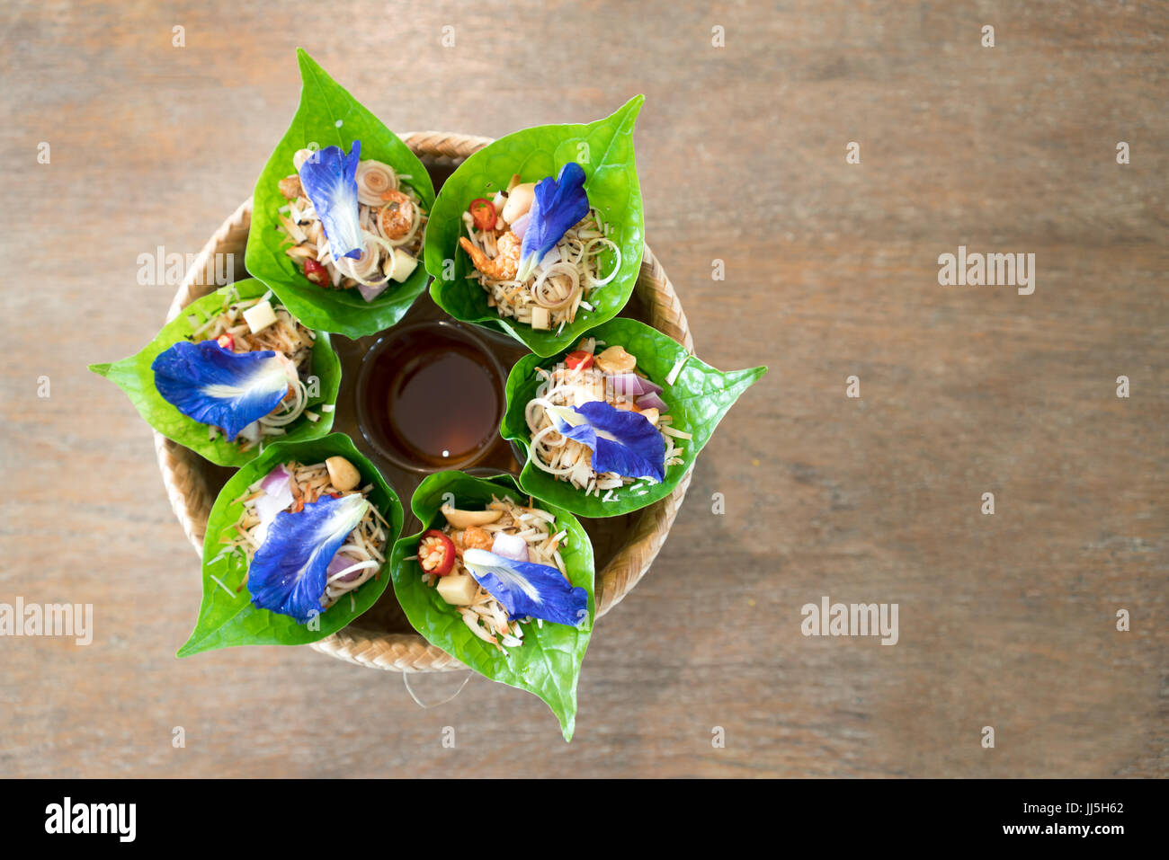 Traditionelle thai Imbiss Miang Kham oder herzhaft Blatt umschließt Stockfoto