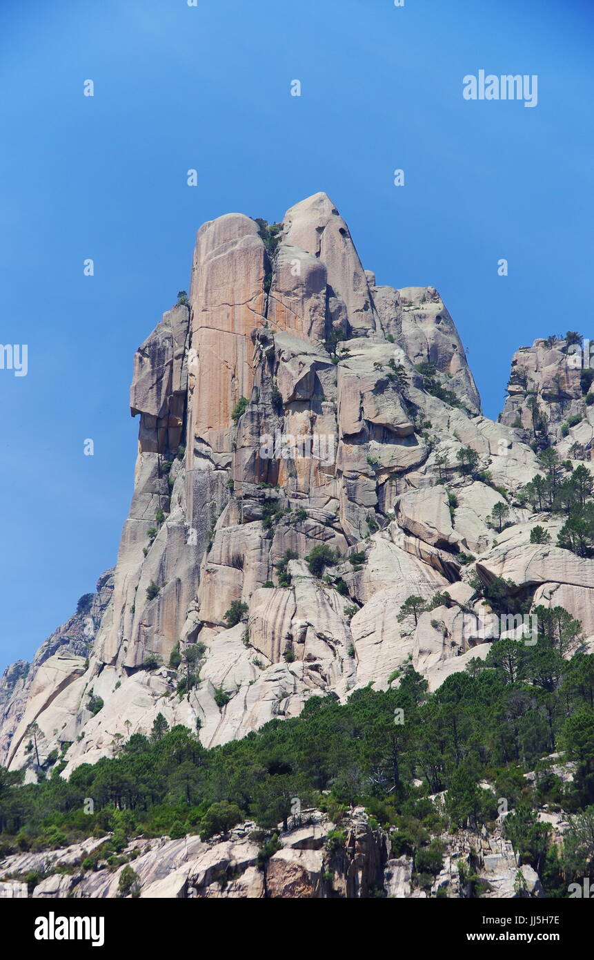 Die vertikale Punta Lunarda, im Bereich der Aiguilles de Bavella auf Korsika Stockfoto