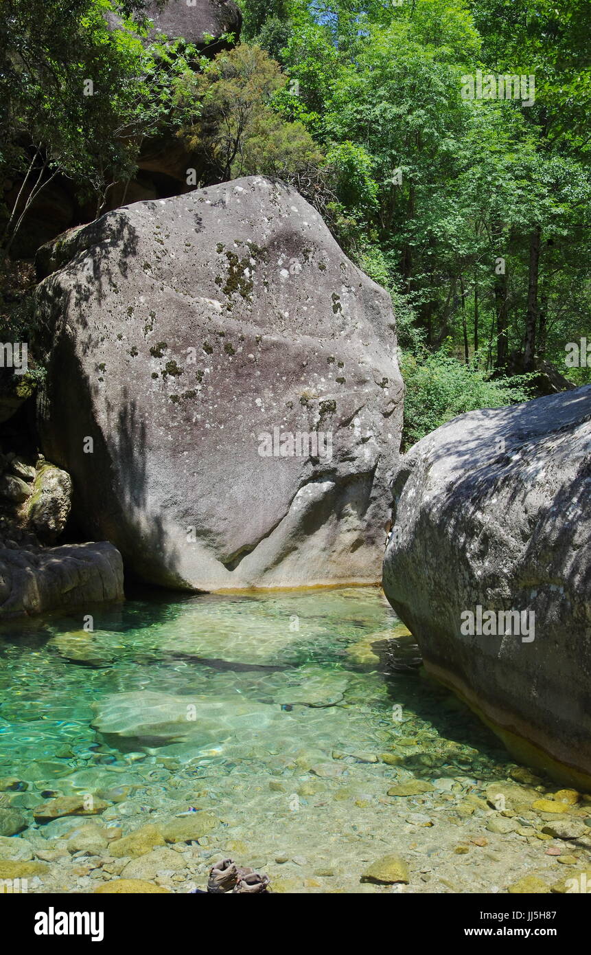 Die Idillyc Wasserfälle und Pools von Purcaraccia Canyon, zu der Aiguilles de Bavella-Palette. Stockfoto