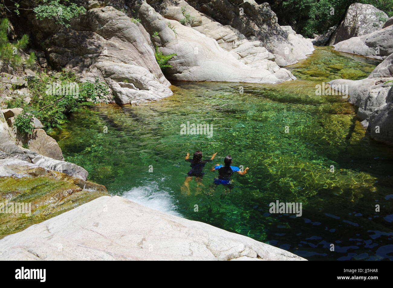 Die Idillyc Wasserfälle und Pools von Purcaraccia Canyon, zu der Aiguilles de Bavella-Palette. Stockfoto