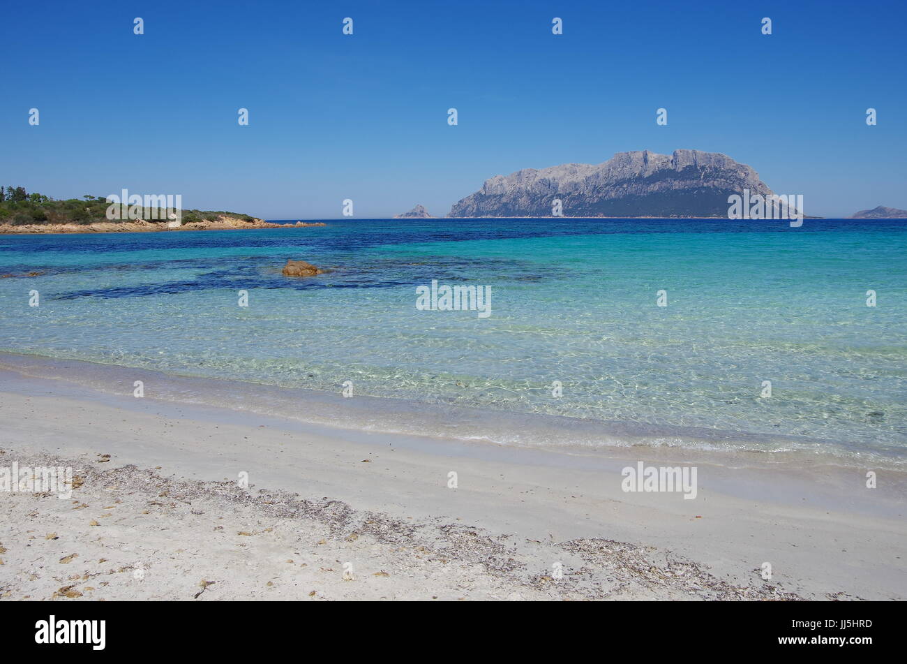 Die türkisfarbenen Meer Sardina. Blick auf die Insel Tavolara Stockfoto