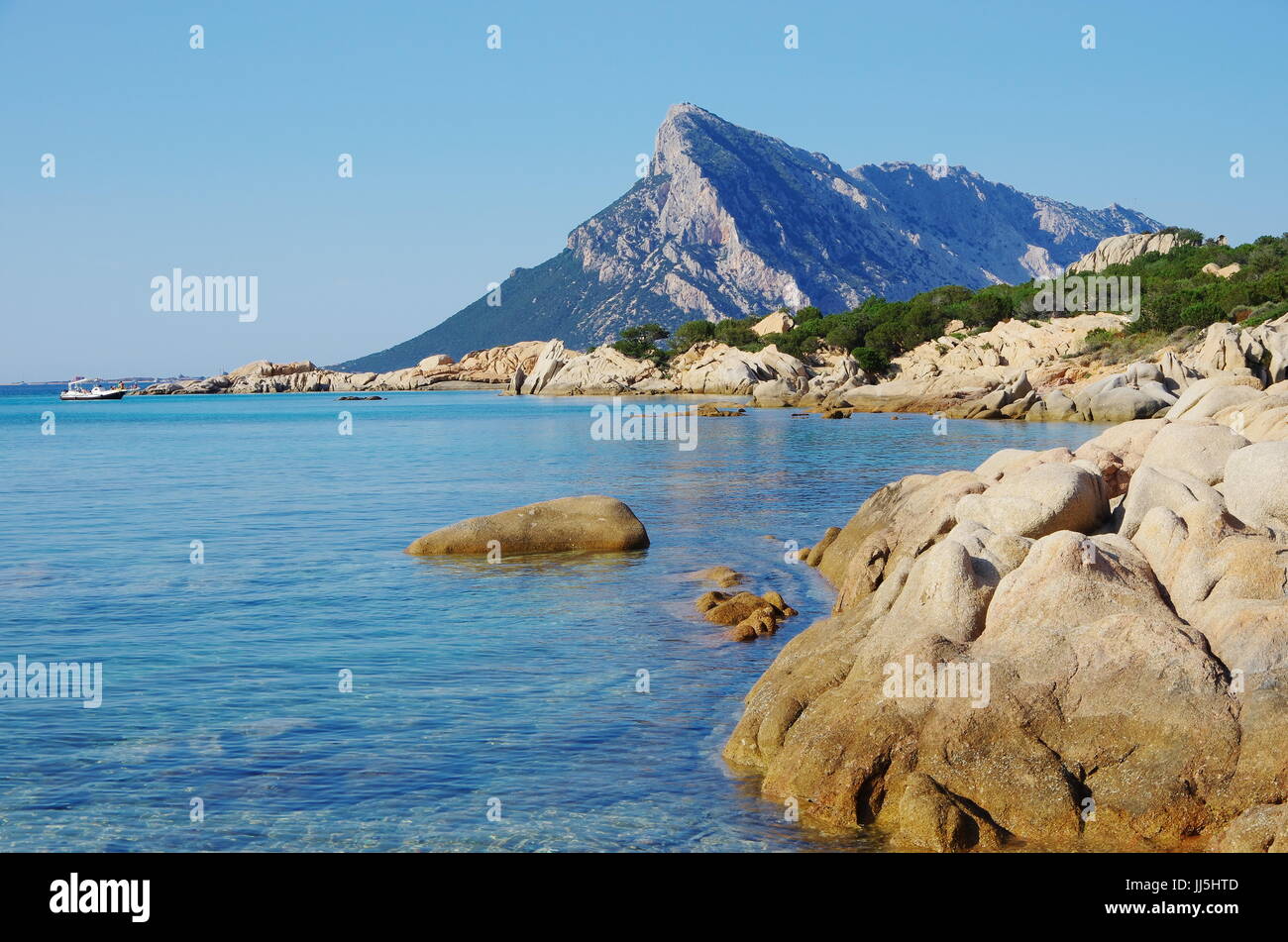 Malerische Aussicht auf Tavolara Insel von Sardinien Küste. Tavolara ist Gastgeber eines der kleinsten Königreiche der Welt. Stockfoto